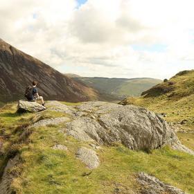 homme face à la montagne